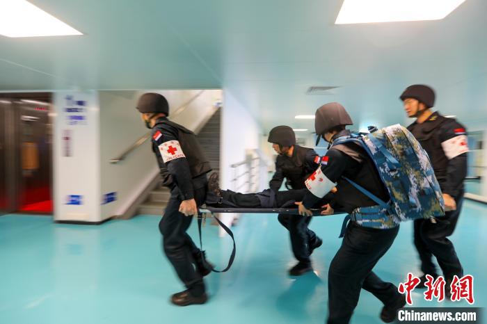 “和平方舟”號(hào)醫(yī)院船在西太平洋海域進(jìn)行反恐反海盜演練。圖為醫(yī)療救護(hù)組在轉(zhuǎn)運(yùn)“傷員”?！⌒煳?攝