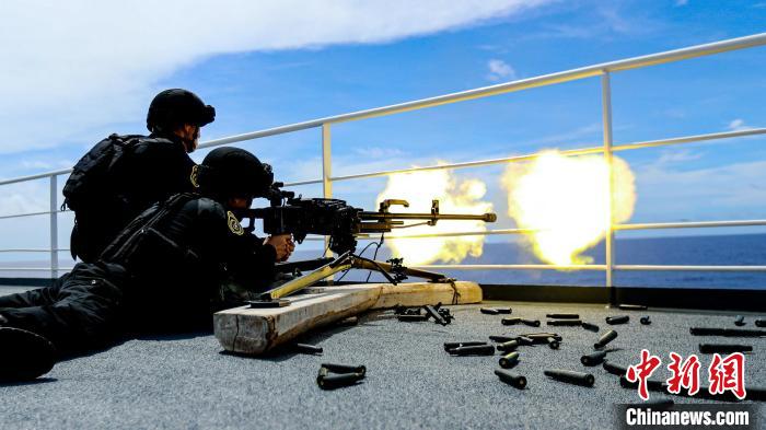 “和平方舟”號(hào)醫(yī)院船在西太平洋海域進(jìn)行反恐反海盜演練。圖為火力組隊(duì)員進(jìn)行警告射擊?！⌒煳?攝