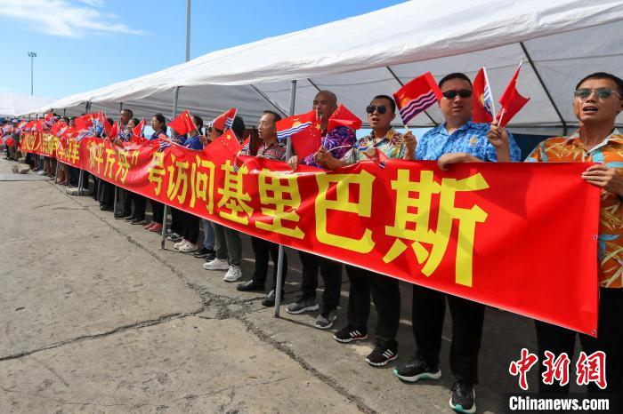 華僑華人、中資機構等拉起橫幅，歡迎“和平方舟”號醫(yī)院船來訪。　徐巍 攝