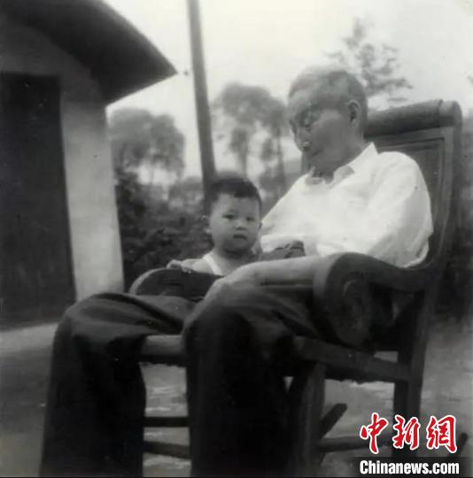 陳望道與幼年的陳曉帆?！￡悤苑﹫D