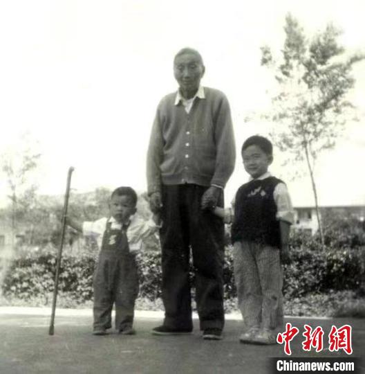 陳望道與幼年的陳曉帆(左)、陳曉帆的哥哥一起合影。　陳曉帆供圖