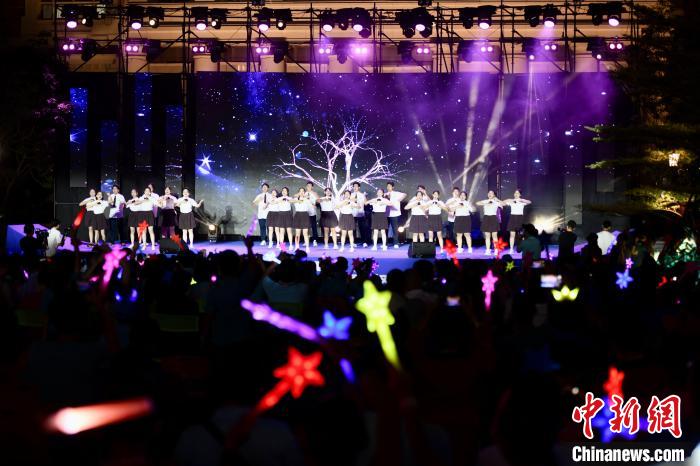 合唱表演《夜空中最亮的星》?！⊥鯑|明 攝