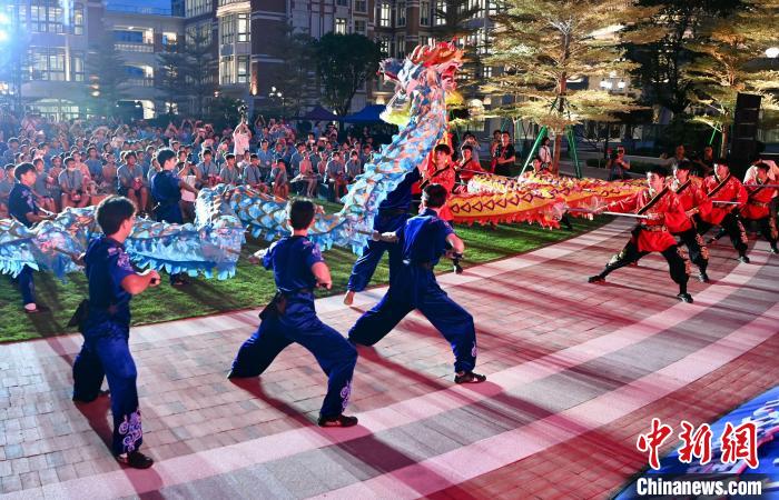 兩岸青少年同臺呈現(xiàn)龍獅表演?！⊥鯑|明 攝
