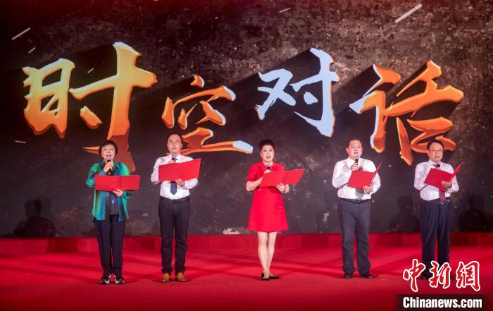 陶侃與陳望道之孫陳曉帆、顏福慶之孫顏志淵、榮毅仁侄女榮智豐深情朗誦《與統(tǒng)戰(zhàn)先輩的時空對話》?！堦?攝