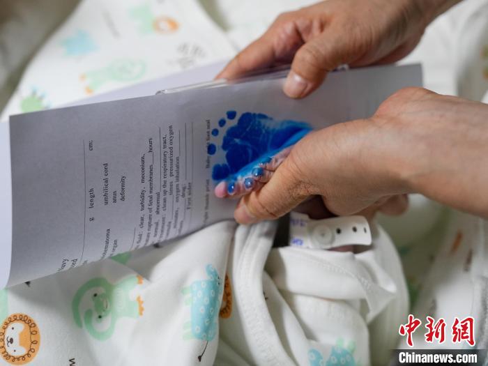 醫(yī)護(hù)人員為新生兒留下腳印?！?攝