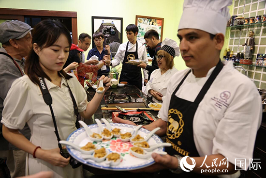 7月19日，參加美食活動的多國代表品嘗泰式傳統(tǒng)美食。人民網記者 張矜若攝
