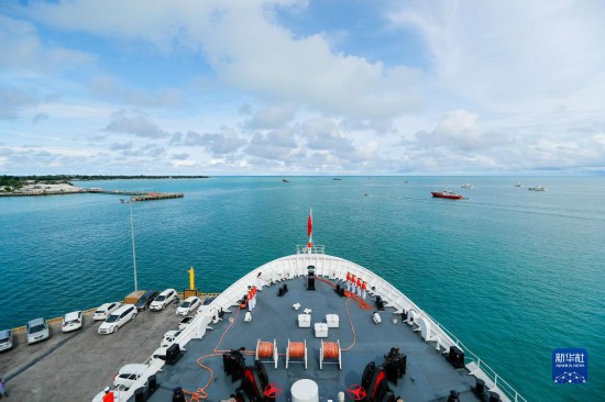 7月22日，中國海軍“和平方舟”號醫(yī)院船駛離基里巴斯首都塔拉瓦。當?shù)貢r間22日上午10時，執(zhí)行“和諧使命-2023”任務的中國海軍“和平方舟”號醫(yī)院船圓滿結束對基里巴斯的首次訪問，駛離基里巴斯首都塔拉瓦，前往本次任務的第二站湯加努庫阿洛法港。新華社發(fā)（黎宇 攝）