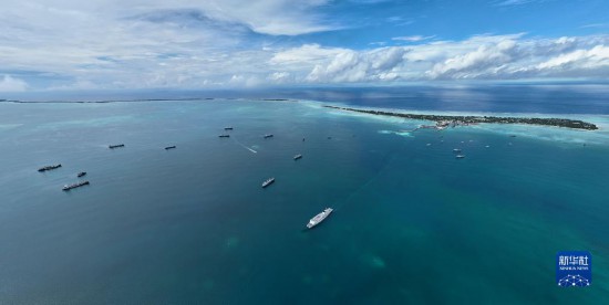 7月22日，中國海軍“和平方舟”號醫(yī)院船結束基里巴斯訪問，駛離塔拉瓦港。新華社發(fā)（桂江波 攝）