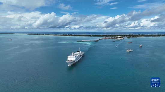 7月22日，中國海軍“和平方舟”號醫(yī)院船結束基里巴斯訪問，駛離塔拉瓦港。新華社發(fā)（桂江波 攝）