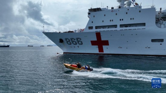 7月22日，中國海軍“和平方舟”號醫(yī)院船駛離塔拉瓦港途中，基里巴斯當?shù)孛癖婑{船揮手告別。新華社發(fā)（桂江波 攝）