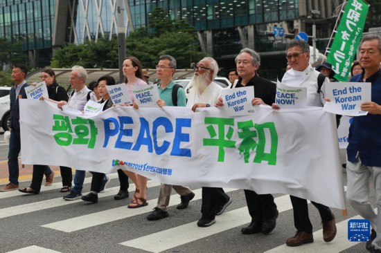 7月22日，在韓國首爾，人們手舉標語參與反戰(zhàn)游行。新華社發(fā)（楊暢 攝）
