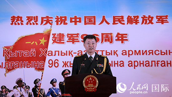 國防武官胡德君大校發(fā)表致辭。人民網(wǎng)記者 李強攝