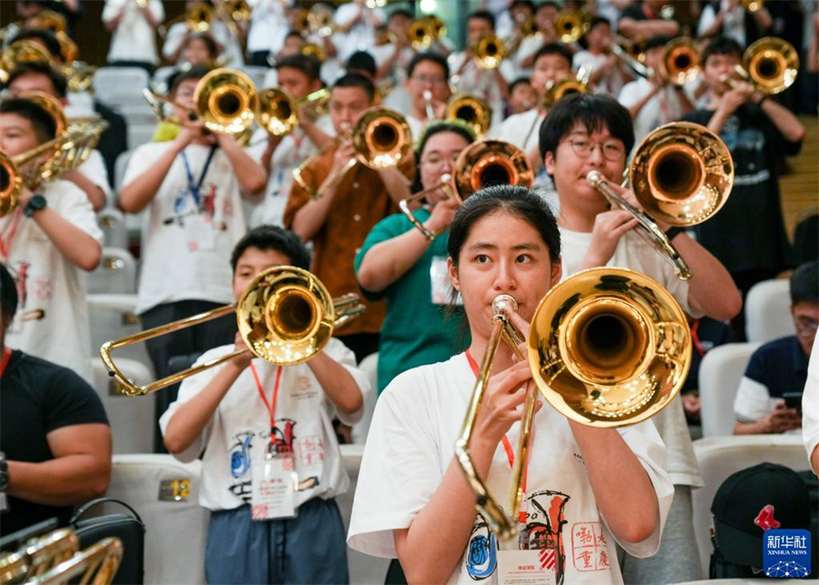 8月1日，在第九屆中國國際低音銅管藝術(shù)節(jié)的一場公益大師課上，低音銅管樂器愛好者在練習(xí)長號。新華社記者 劉潺 攝