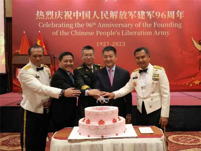 圖為陸慷大使與印尼貴賓共切生日蛋糕。中國駐印度尼西亞使館供圖