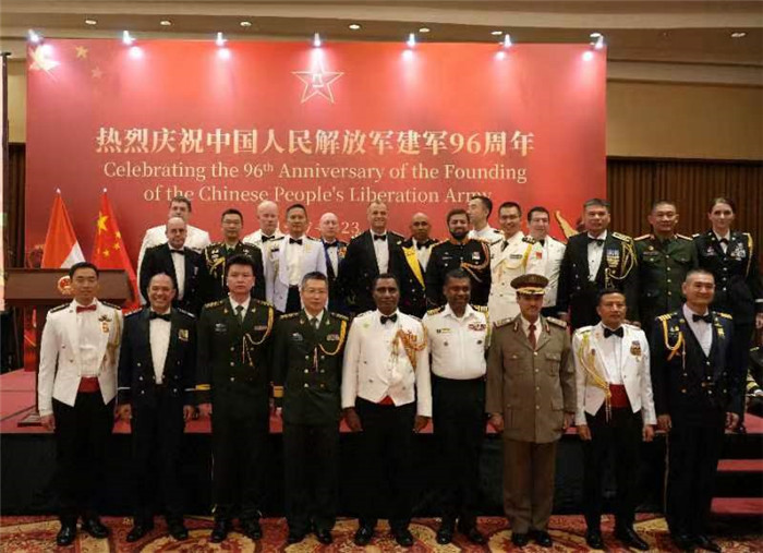 圖為徐勝武官與參加招待會(huì)的各國武官、武官處代表合影。中國駐印度尼西亞使館供圖