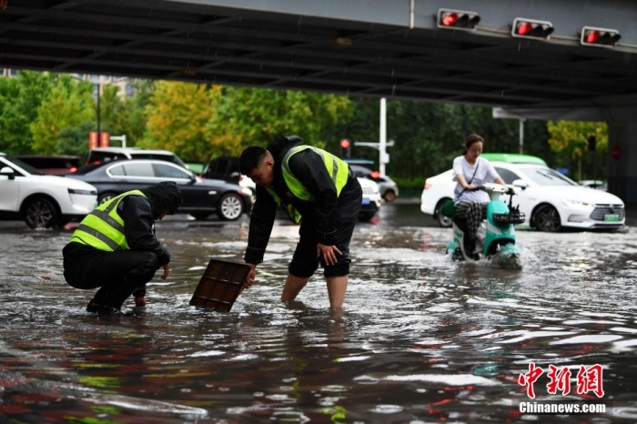 7月30日，河北省持續(xù)發(fā)布暴雨紅色預(yù)警信號(hào)。受今年第5號(hào)臺(tái)風(fēng)“杜蘇芮”殘余環(huán)流影響，7月28日以來，地處華北地區(qū)的河北省大部出現(xiàn)降雨。30日17時(shí)，該省氣象臺(tái)發(fā)布當(dāng)日第三次暴雨紅色預(yù)警信號(hào)。石家莊市城區(qū)不少區(qū)域積水嚴(yán)重，城管、環(huán)衛(wèi)、園林、市政等部門緊急出動(dòng)，聯(lián)合疏堵保暢，筑牢防汛安全屏障。圖為石家莊裕華區(qū)城管局防汛隊(duì)員對(duì)沿街收水井進(jìn)行雜物清理，以保證排水暢通。翟羽佳 攝