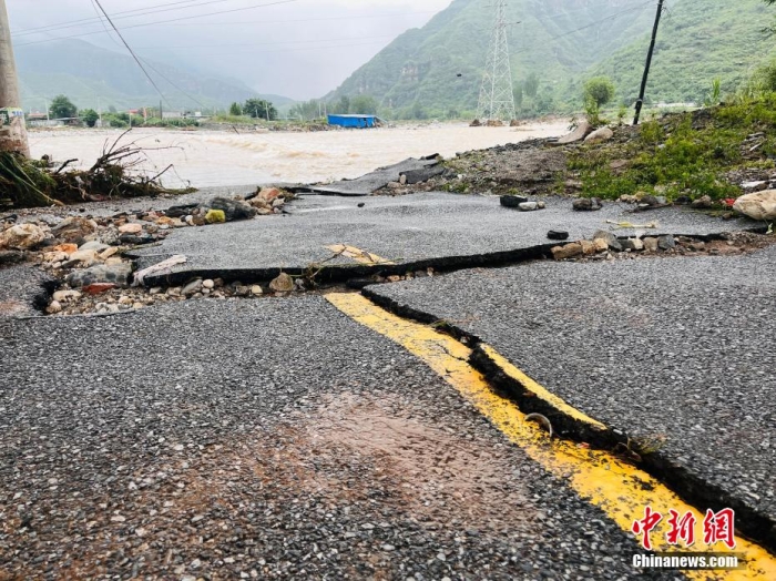 受臺(tái)風(fēng)“杜蘇芮”影響，7月29日至8月1日，河北省淶水縣普降暴雨，持續(xù)強(qiáng)降雨和強(qiáng)風(fēng)天氣引發(fā)洪水險(xiǎn)情。連日來(lái)，當(dāng)?shù)亟M織數(shù)千人搶險(xiǎn)救援隊(duì)伍，集中力量加快排水、清理路面、救援拋錨車(chē)輛、搶修倒伏電線桿等工作。8月1日，方便面、飲用水、火腿腸、面包等首批調(diào)撥救災(zāi)物資送抵救災(zāi)一線，并于當(dāng)天發(fā)放到受災(zāi)群眾手中。目前，淶水縣受損交通、電力、通信等基礎(chǔ)設(shè)施正在加緊搶修，山區(qū)受困人員已分批轉(zhuǎn)移，各項(xiàng)搶險(xiǎn)救災(zāi)工作正在有序進(jìn)行中。圖為淶水縣婁村鎮(zhèn)南安莊村被洪水沖毀的路面。(文/呂子豪 楊猛)李金璐 攝