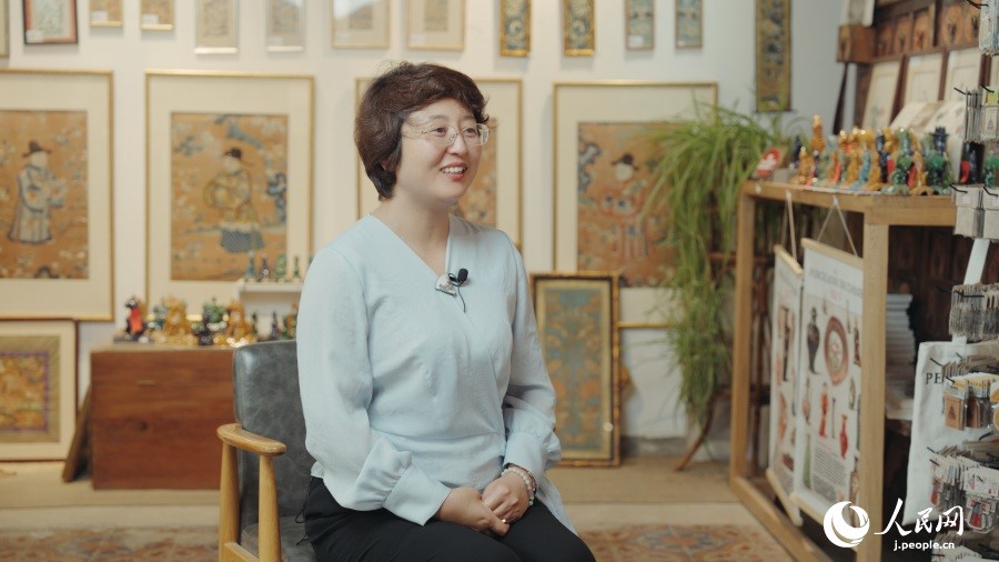 圖為瓷器修復(fù)藝術(shù)家王京。人民網(wǎng)記者 張若涵攝