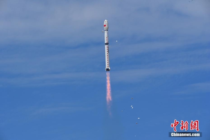 8月3日11時(shí)47分，中國(guó)在酒泉衛(wèi)星發(fā)射中心用長(zhǎng)征四號(hào)丙遙四十四運(yùn)載火箭，成功發(fā)射風(fēng)云三號(hào)06星，衛(wèi)星順利進(jìn)入預(yù)定軌道，任務(wù)取得圓滿成功。該衛(wèi)星將接替在軌超期服役的風(fēng)云三號(hào)C星，探測(cè)數(shù)據(jù)主要用于天氣預(yù)報(bào)、大氣化學(xué)和氣候變化監(jiān)測(cè)業(yè)務(wù)及研究。汪江波 攝