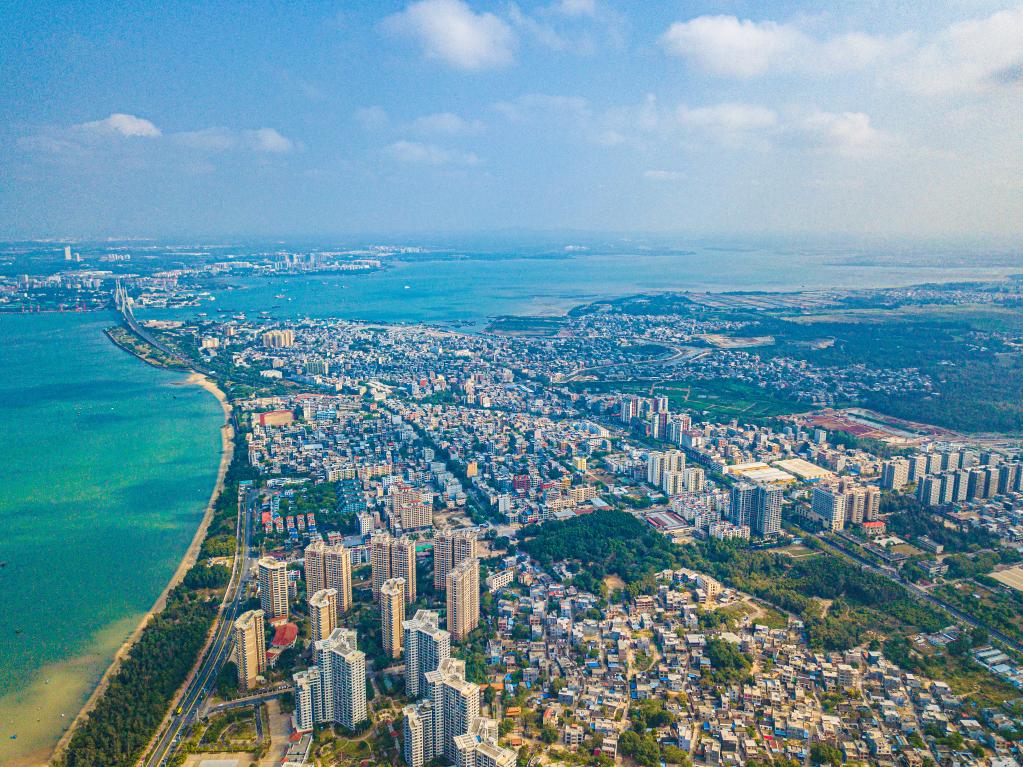 這是海南自貿(mào)港重點園區(qū)——洋浦經(jīng)濟開發(fā)區(qū)所在的環(huán)新英灣地區(qū)（無人機照片，2023年2月26日攝）。新華社記者 蒲曉旭 攝