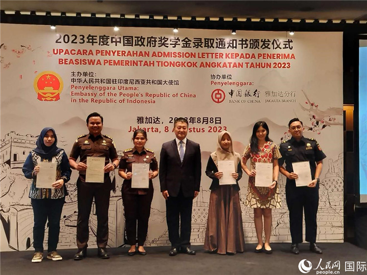 陸慷大使與獲得中國政府獎學(xué)金的印尼學(xué)子合影。 人民網(wǎng)記者 李培松攝