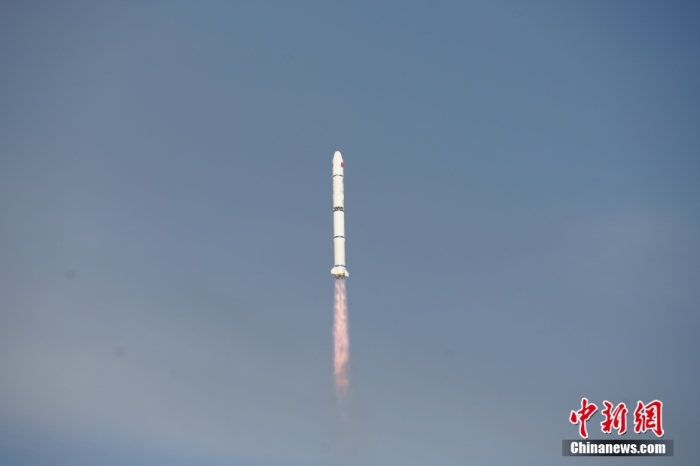 北京時(shí)間2023年8月9日6時(shí)53分，我國(guó)在太原衛(wèi)星發(fā)射中心使用長(zhǎng)征二號(hào)丙運(yùn)載火箭，成功將環(huán)境減災(zāi)二號(hào)06星發(fā)射升空，衛(wèi)星順利送入預(yù)定軌道，發(fā)射任務(wù)獲得圓滿成功。此次任務(wù)是長(zhǎng)征系列運(yùn)載火箭第482次飛行。馮陽(yáng) 攝