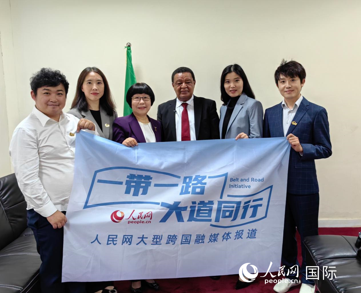 穆拉圖·特肖梅與人民網(wǎng)記者合影。