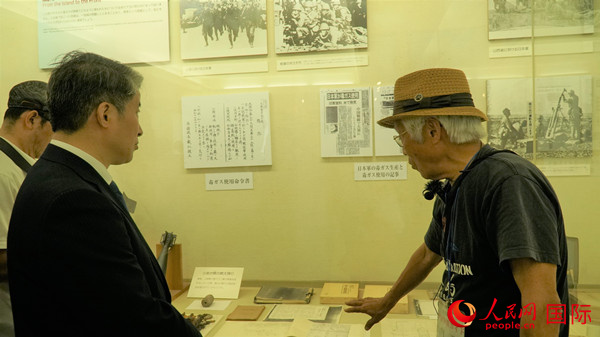 毒氣島歷史研究所事務(wù)局長(zhǎng)山內(nèi)正之在毒氣資料館為大家介紹日軍發(fā)動(dòng)毒氣戰(zhàn)的罪證。人民網(wǎng) 蔣曉辰攝