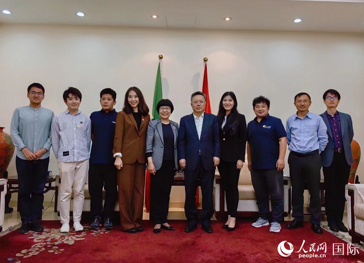 趙志遠(yuǎn)大使（右五）、使館工作人員與人民網(wǎng)記者合影。