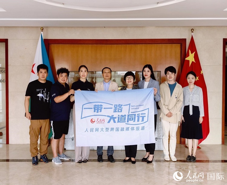 胡斌大使（左四）、使館工作人員與人民網(wǎng)記者合影。
