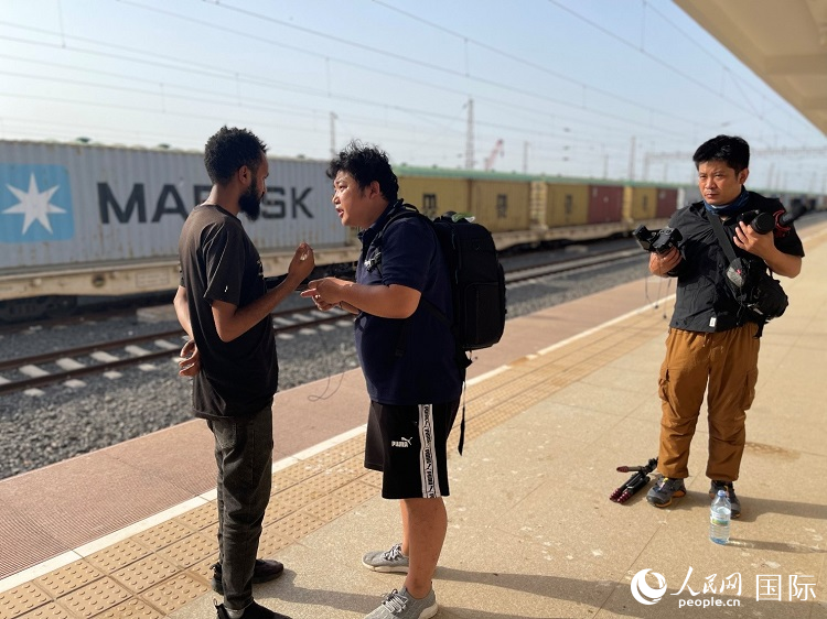 亞吉鐵路吉布提線工作人員介紹列車運(yùn)營情況。人民網(wǎng)記者 趙艷紅攝