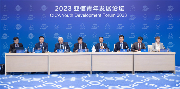 2023亞信青年發(fā)展論壇嘉賓發(fā)言現(xiàn)場。人民畫報供圖