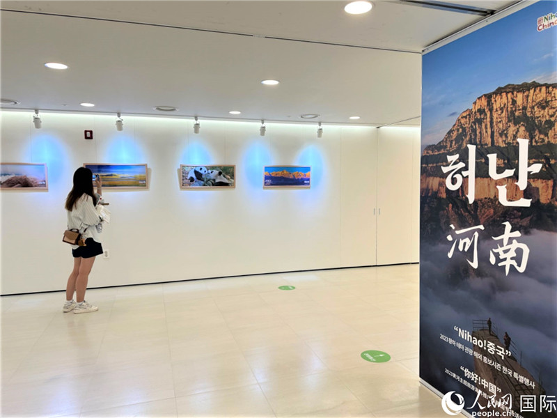 2.民眾參觀“看九曲黃河 聽華夏故事”主題展。人民網(wǎng)記者 馬菲攝