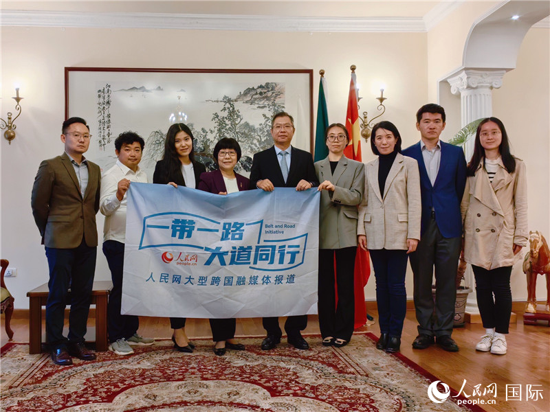 胡長(zhǎng)春大使、駐非盟使團(tuán)工作人員與人民網(wǎng)記者合影。
