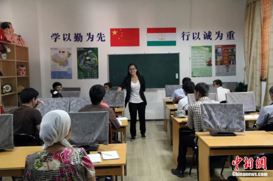 2014年，塔吉克斯坦國立民族大學(xué)的孔子學(xué)院內(nèi)，教師正在為塔吉克斯坦學(xué)生授課。田冰 攝
