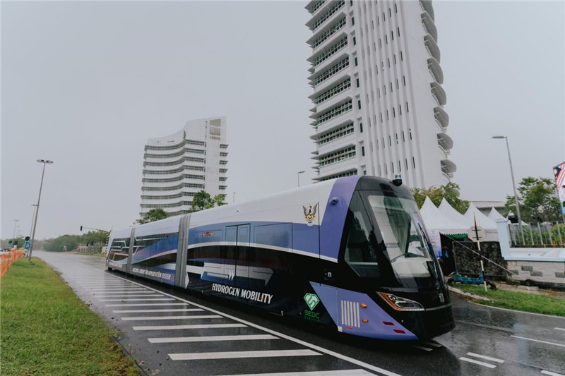 9月6日下午，由中車株洲所自主研發(fā)制造的全球首輛氫能源智軌電車正式亮相馬來西亞砂拉越州古晉市。中車株洲所供圖