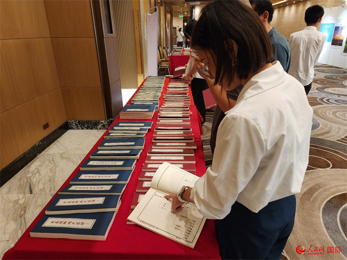 現場嘉賓參觀“根脈尋蹤”泉州百個家族移民菲律賓族譜展。人民網記者 樊帆攝