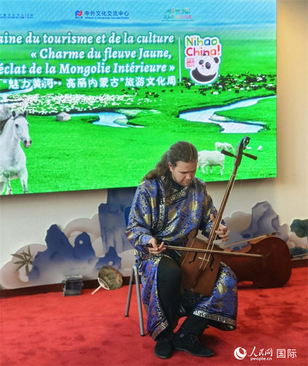 法國音樂家馬修·勒庫演奏馬頭琴。人民網(wǎng)記者 尚凱元攝