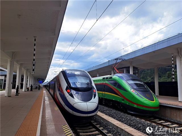 “復(fù)興號(hào)”和“瀾滄號(hào)”國(guó)際旅客列車停靠在老撾磨丁站。人民網(wǎng) 杜明明攝