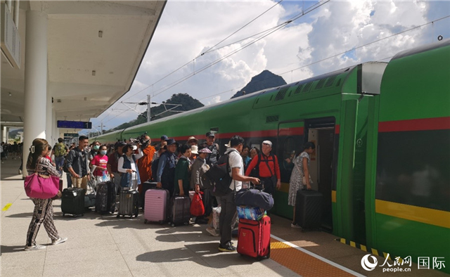 乘坐中老鐵路國(guó)際旅客列車的旅客在老撾瑯勃拉邦站排隊(duì)上車。人民網(wǎng)記者 杜明明攝