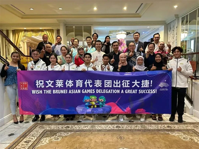肖建國大使同參加歡送儀式的文方嘉賓、代表團成員等合影留念。圖片由使館提供