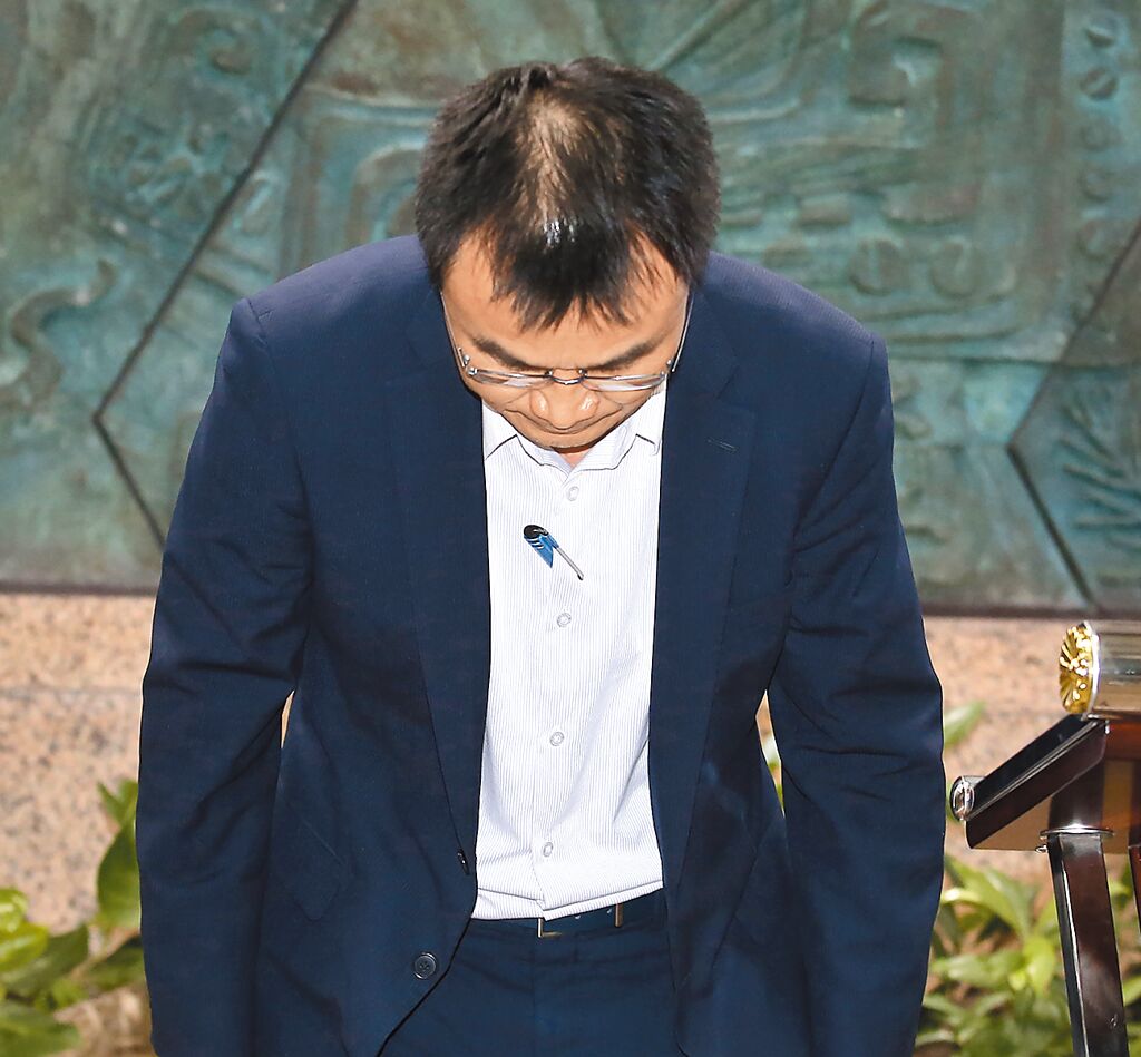 臺農(nóng)業(yè)部門負(fù)責(zé)人陳吉仲19日傍晚舉行記者會(huì)說明項(xiàng)目進(jìn)口雞蛋議題，當(dāng)日晚間8點(diǎn)在臉書上宣布辭職。 圖片來源：臺灣“中時(shí)新聞網(wǎng)”