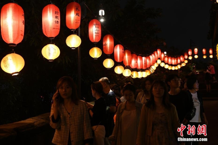 圖為游客夜游山城巷感受山城獨特魅力。<a target='_blank' href='/' ><p  align=