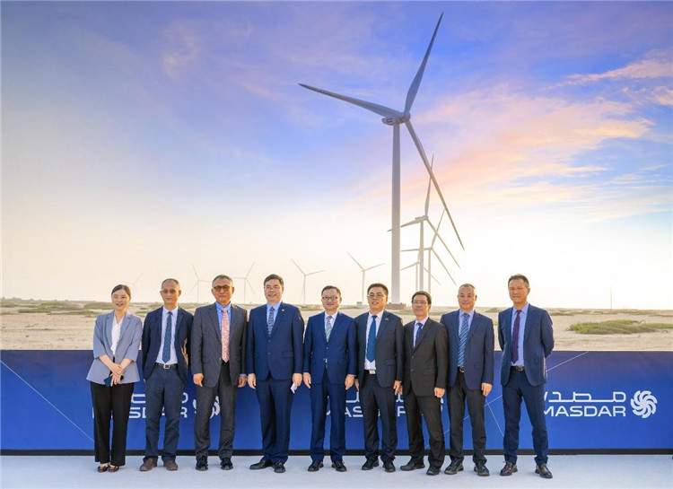 中方建設(shè)者在風電場合影。中國電建供圖