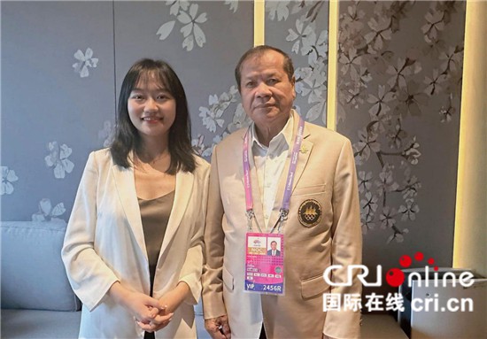 　　△柬埔寨國(guó)家?jiàn)W委會(huì)主席、柬埔寨亞運(yùn)代表團(tuán)團(tuán)長(zhǎng)唐坤（右）接受記者采訪