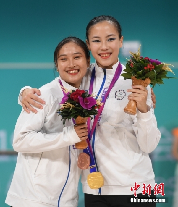 10月7日，杭州第19屆亞運(yùn)會(huì)輪滑項(xiàng)目女子花樣輪滑單人滑長(zhǎng)節(jié)目決賽在錢塘輪滑中心舉行。結(jié)合短節(jié)目決賽成績(jī)，中國(guó)臺(tái)北選手洪筱晴(左)以94.38分的總成績(jī)奪得女子花樣輪滑單人滑冠軍，中國(guó)臺(tái)北選手張致如(右)獲得季軍。<a target='_blank' href='/'><p  align=