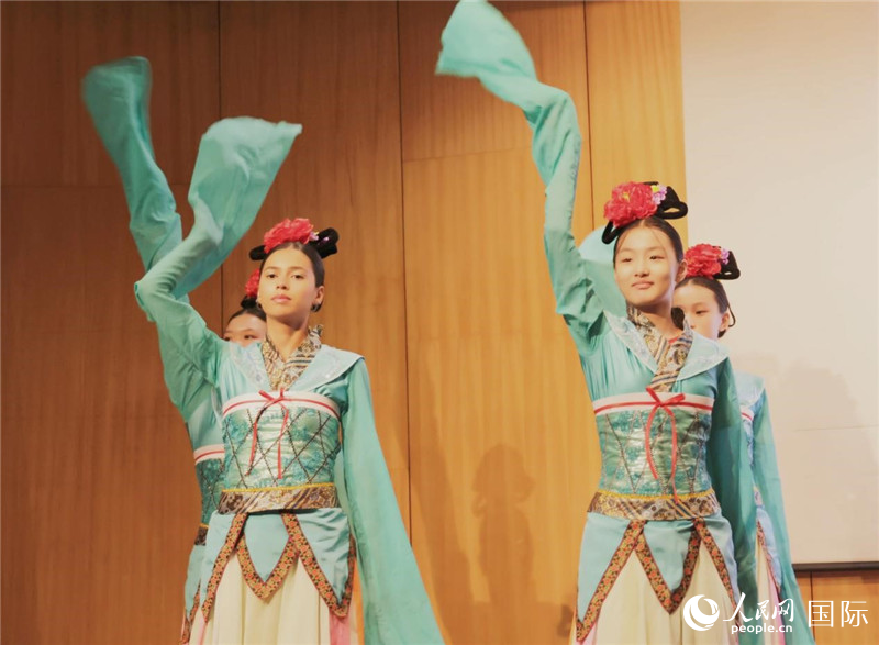 兩國(guó)文化志愿者共同表演中國(guó)傳統(tǒng)舞蹈。人民網(wǎng)記者 陳海琪攝