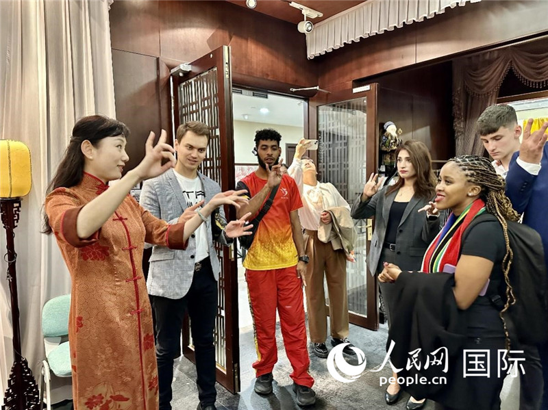 國際民間人士代表團參觀古北市民中心昆曲教室。人民網(wǎng)記者 周雨攝