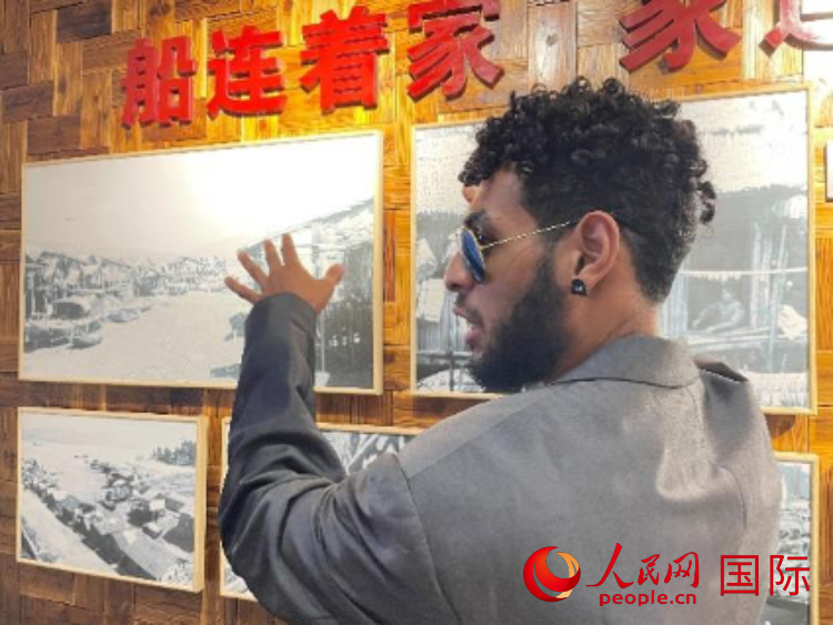 巴布亞新幾內(nèi)亞乒乓球國家隊(duì)隊(duì)員羅伊在福建省寧德市下歧村參觀。人民網(wǎng)記者 張榮攝