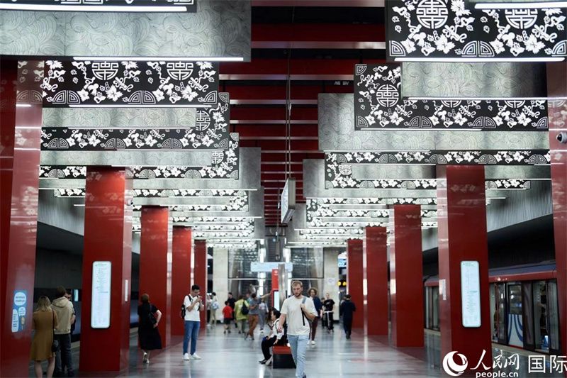 莫斯科米丘林大街地鐵站洋溢著濃郁的“中國風(fēng)”。人民網(wǎng)記者 馬天翼攝